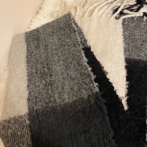 Fuzzy big long scarf - Picture 2 of 2